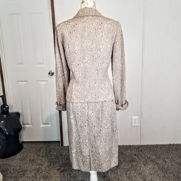 Leslie Fay Neutral Paisley & Floral Ruffled Sleeve Feminine Skirt Suit - Picture 6 of 7